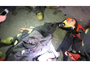 Üşüyen Yaralı Genç Kızın Üzerini İtfaiye Erleri Montlarıyla Örttü