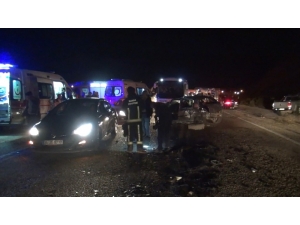 Yolcu Minibüsü İle Otomobilin Kafa Kafaya Çarpıştığı Kazada Baba Ve Oğul Hayatını Kaybetti