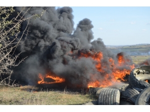 Yüzlerce Lastiği Ateşe Verdiler