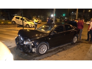 Kaza Sonucunda Refüje Oturan Arabada Bulunan 3 Kişi Yaralandı