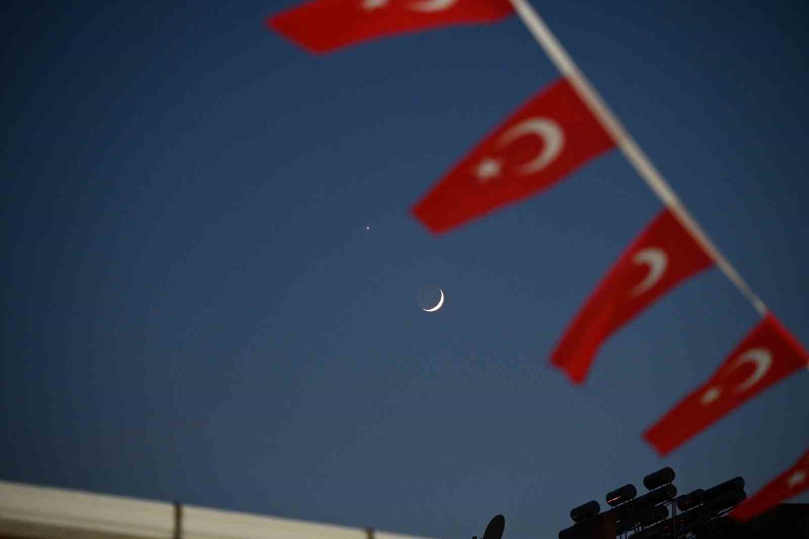 demirci-semalarinda-mest-eden-goruntu-hilal-ve-yildiz-yan-yana