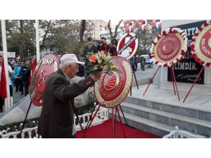 Her Törende Ata’sına Koşuyor, Yetiştirdiği Çiçekleri Sunuyor