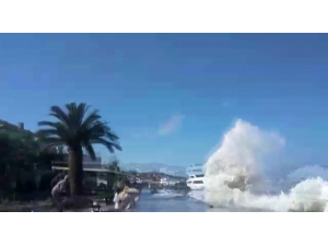 Büyükada’da Kıyıya Vuran Dalgalar Nedeniyle Vatandaşlar Ölümden Döndü