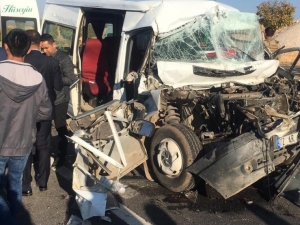 Mardin’de Öğrenci Servisi Tırla Çarpıştı: 3’ü Ağır 8 Yaralı