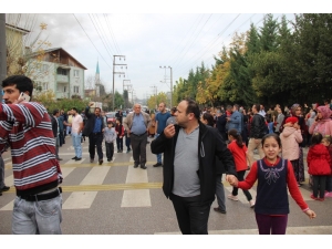 İşçilerin Kaldığı Prefabrike Bina Yandı Yanındaki Okul Tahliye Edildi