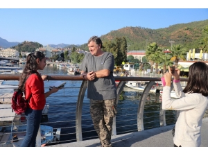 Marmaris’in Küçük Rehberlerine Sokakta Ünlü Oyuncu Sürprizi