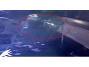 Avcılar’da Otomobilin Restoranın Bahçesine Girme Anı Kamerada