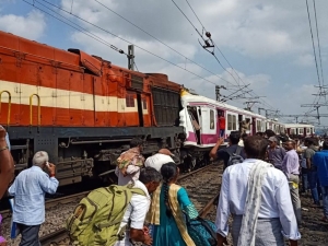 Hindistan’da İki Tren Çarpıştı: 12 Yaralı
