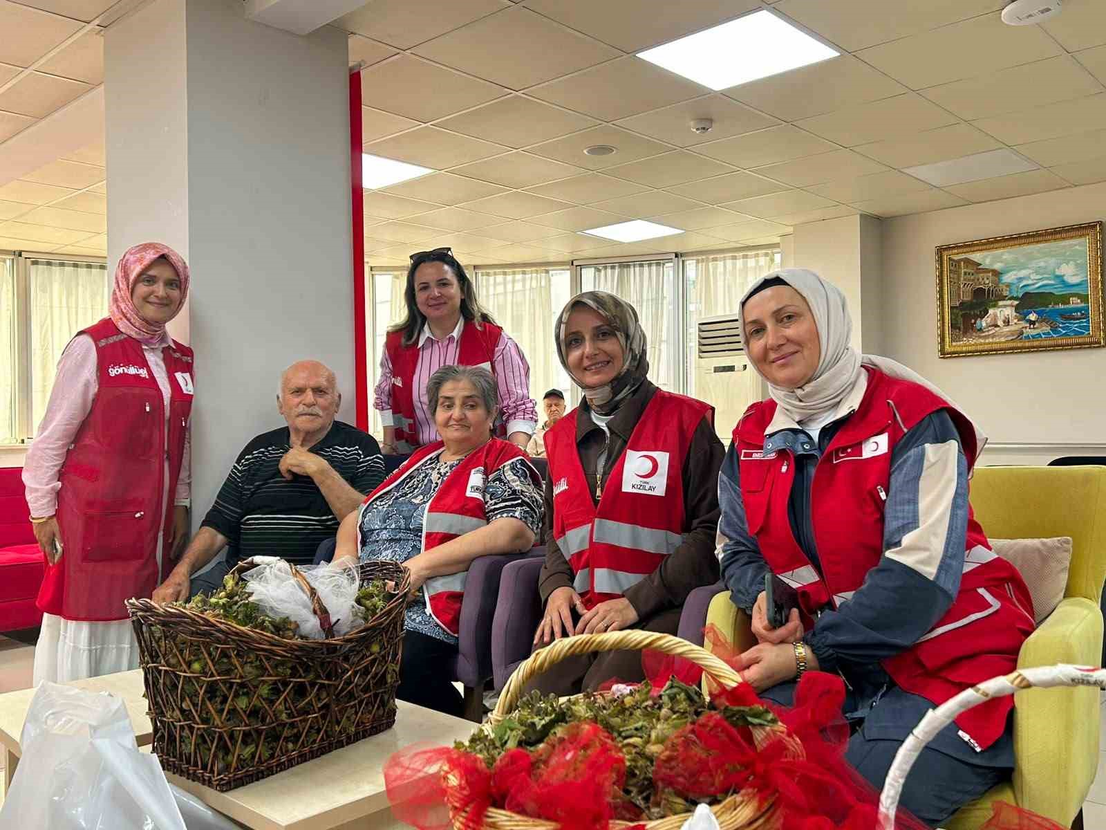 kizilay-dan-huzurevi-sakinlerine-findik-ikrami