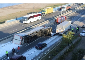 Karadeniz Sahil Yolunda Boya Yüklü Tır Devrildi