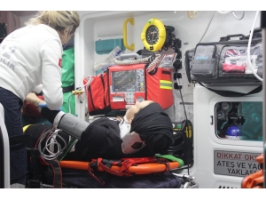 Kocaeli’de Otomobil Kamyonete Çarptı: 2 Yaralı