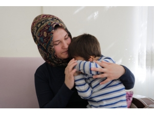 Aynaya Bakınca Kulaklarını Kapatıyor