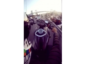 Tek Teker Üzerinde Yakalandı, Yetmedi Motosikleti Polisin Üzerine Sürdü
