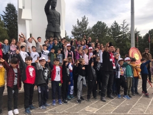 Uşaklı Öğrenciler Dumlupınar Şehitliği’nde