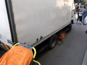 Fatih’te Yaşlı Kadın Kamyonetin Altında Kaldı