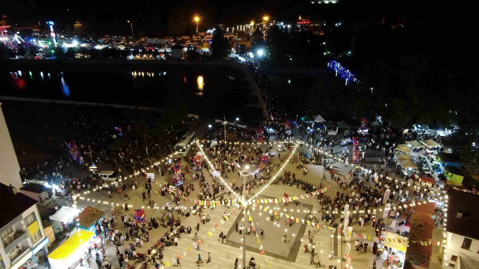 36-bin-nufuslu-ilceye-insan-seli-festival-sokaklari-doldurdu-kilometrelerce-uzunlukta-arac-kuyrugu-olustu