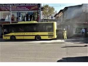 Kahraman Şoför, İçinde Yolcularla Birlikte Yanan Otobüsünü Böyle Söndürdü