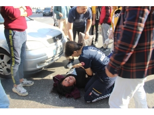 Yolun Karşısına Geçmek İsteyen Kadına Otomobil Çarptı