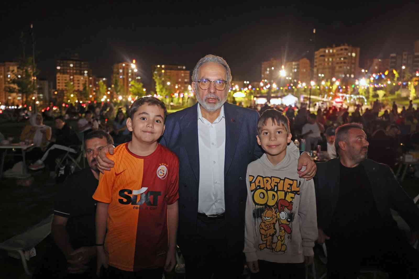 talas-ta-asirlik-gece-finali-acik-havada-izlendi