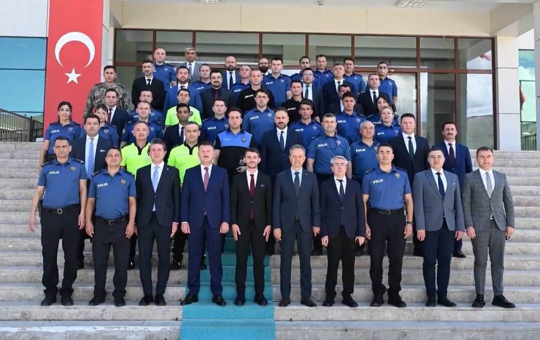 erzincan-da-terfi-eden-emniyet-personeline-yeni-rutbeleri-takildi