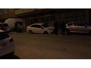 Acemi Sürücü, Yol Kenarındaki 3 Araca Çarparak Durabildi