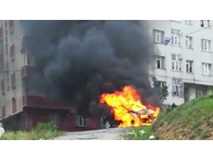 Sultangazi’de Park Halindeki Cip Alev Alev Yandı