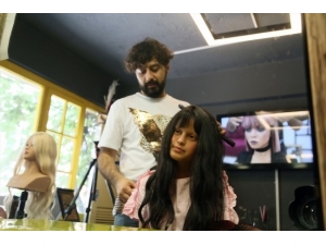 Kuaförüne Bağışlanan Saçlarla Kanser Hastalarına Peruk Yapıyor