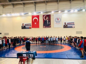 Pehlivanlar Ata’ya Saygı İçin Mindere Çıktı