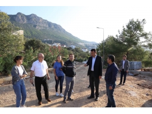 Kaş’ta Antik Tiyatro Yoluna Doğal Taş Döşeniyor