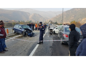 Hatalı Sollama Sonrası Otomobiller Kafa Kafaya Çarpıştı : 3 Yaralı