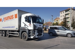 Tır Otomobil İle Çarpıştı: 1 Ölü