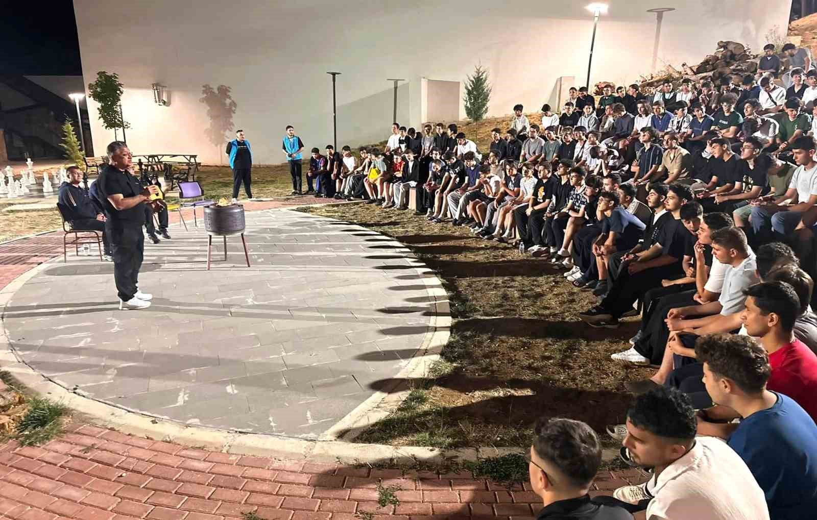 rektor-kiziltoprak-murat-dagi-nda-genclerle-kamp-atesi-basinda-bulustu