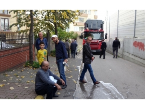 Pendik’te Apartman Dairesinde Yangın Paniği: 3 Kişi Dumandan Etkilendi