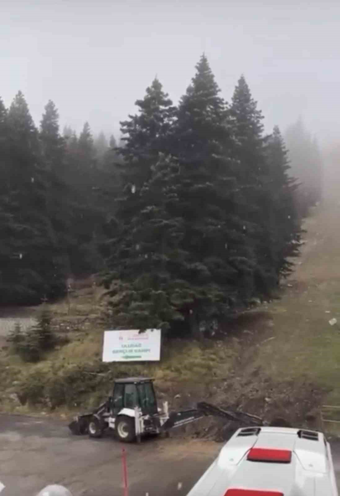 uludag-a-sezonun-ilk-kari-yagdi
