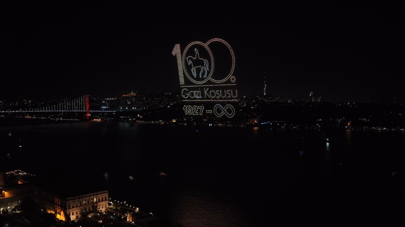 100-gazi-kosusu-resepsiyonunda-gokyuzunde-gorsel-solen