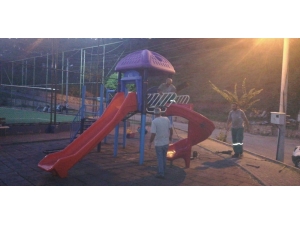 İzmit Belediyesi’nden Serdar Mahallesi Parklarına Bakım