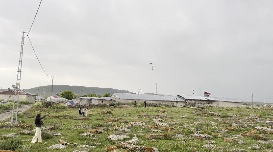 kars-ta-koy-cocuklarinin-ucurtma-sevinci