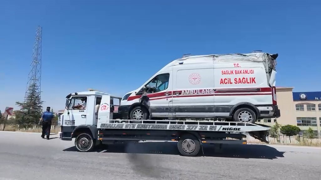 nigde-de-ambulans-ile-otomobil-carpisti-3-u-saglik-calisani-5-yarali