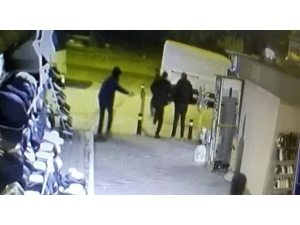 Kaldırımda Bekleyen Adamı Bacağından Vurdu