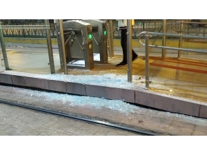 Beyoğlu’nda 7 Yaşındaki Çocuk Tramvay İle Peron Arasına Sıkıştı