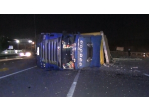 Kırıkkale’de Cam Yüklü Tır Devrildi: 1 Yaralı