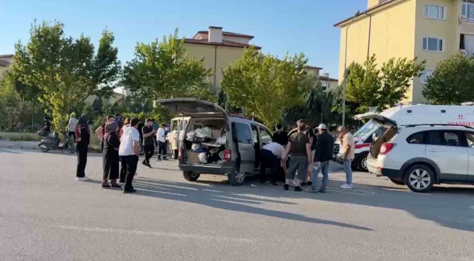 kavsakta-kamyonet-ile-hafif-ticari-arac-carpisti-1-i-agir-3-yarali
