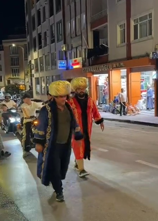 sinop-ta-padisah-kostumuyle-sira-disi-yuruyus