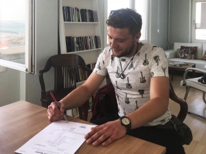 Yazdığı Kitabın Gelirinin Yarısını Sokak Hayvanlarının Bakımına Bağışlayacak