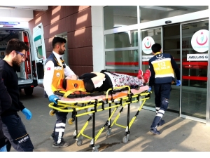 İki Otomobil Çarpıştı: 3 Yaralı