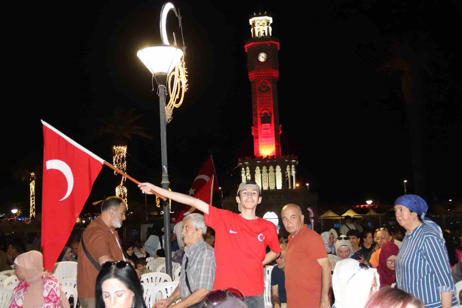 15-temmuz-demokrasi-ve-milli-birlik-gunu-nde-binlerce-izmirli-tek-yurek-oldu