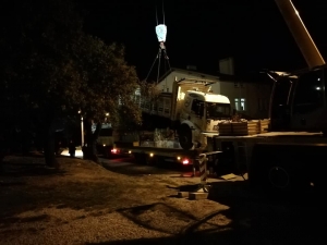 Freni Boşalan Park Halindeki Kamyon, Evin Bahçesine Uçtu