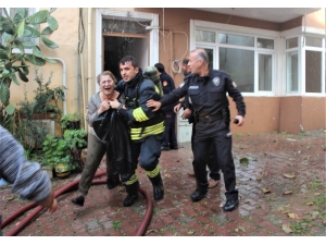 Kedilerini Kurtarabilmek İçin Alevlerin Arasına Daldı