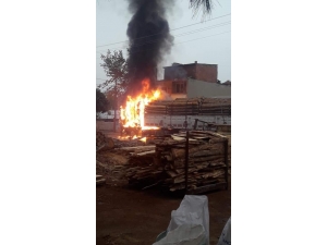 Tomruk Yüklü Kamyon Alev Aldı İtfaiye Alarma Geçti