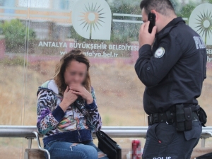 Antalya’da Aşırı Alkollü Rus Kadına Polis Yardımı